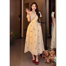 批发2026新款早春绝美温柔风短袖<b class='q'>翻领</b>碎花<b class='q'>连衣裙</b>子女装夏季巨好看长裙