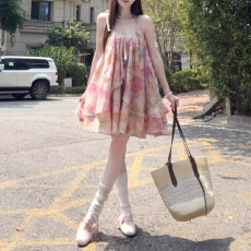 粉色碎花吊带连衣裙子女初夏季2026新款巨好看海边度假小个子短裙