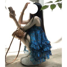 批发2026新款<b class='q'>气质</b>度假风小众蓝色吊带短裙学生碎花挂脖设计显白连衣裙