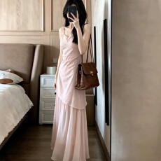 批发2026新款海边穿搭粉色吊带<b class='q'>连衣裙</b>子女夏季高级感收腰绝美掐腰长裙
