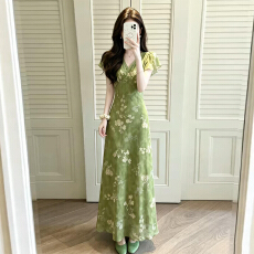 批发茶歇法式绿色v领碎花<b class='q'>连衣裙</b>子女装夏季2026新款绝美收腰显瘦长裙