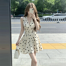 批发海边出片度假穿搭女夏日高级感气质收腰无袖波点挂脖连衣裙子短裙