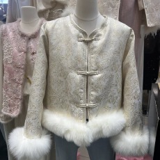 批发2025年秋冬新款新中式国风羽绒服女短款狐狸毛袖提花刺绣上衣外套