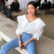 批发<b class='q'>韩国</b>东大门小众设计感别致压褶<b class='q'>蕾丝</b>拼接娃娃领减龄甜美白色衬衫女