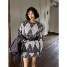 批发韩版秋冬新款复古菱格圆领毛衣宽松软糯撞色针织衫搭包臀短裙套装