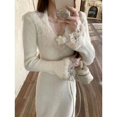 批发NMIOK 温柔氛围感蕾丝V领针织连衣裙女冬季新款羊毛混纺显瘦长裙