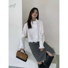 批发2026年法式蕾丝拼接木耳白色长袖<b class='q'>衬衫女</b>短款设计感甜美双排扣上衣