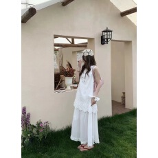 批发白色刺绣镂空背心连衣裙女配发圈夏新款清纯度假风中长款沙滩裙子