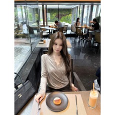 批发蝶宝嘻 氛围感巧思 莱赛尔羊毛混纺<b class='q'>长袖</b>蕾丝拼接荡领针织<b class='q'>T</b><b class='q'>恤</b>女