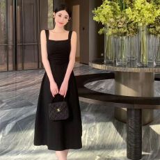 批发法式茶歇白色吊带连衣裙女夏季2026新款小个子A字收腰中长裙