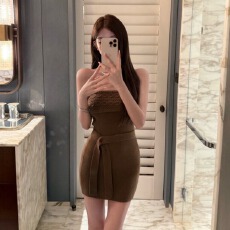 批发2026春夏季美拉德风慵懒抹胸针织连衣裙修身显身材性感包臀短裙