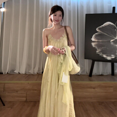批发2025新款黄色吊带连衣裙子女夏季绝美海边度假飘逸氛围感<b class='q'>沙滩</b><b class='q'>长裙</b>