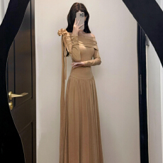 批发法式高级感斜肩针织长袖连衣<b class='q'>裙</b>子女2025新款秋季温柔粉色内搭长<b class='q'>裙</b>