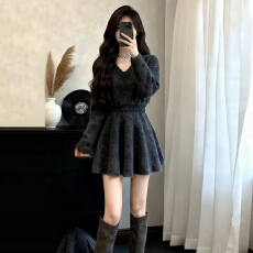 批发灰色v领长袖<b class='q'>连衣裙</b>子秋冬2025新款时尚洋气百搭女装气质毛衣短裙