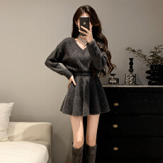 批发灰色v领长袖<b class='q'>连衣裙</b>子秋冬2025新款时尚洋气百搭女装气质毛衣短裙