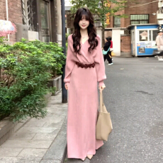 批发温柔御姐粉色V领针织<b class='q'>连衣裙</b>女秋冬超好看气质内搭收腰包臀长裙子