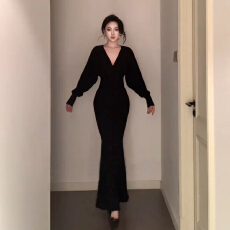 批发2025新款御姐黑色v领针织鱼尾<b class='q'>连衣裙</b>子秋冬季高级感收腰包臀长裙