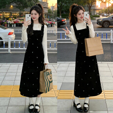 批发黑色背带<b class='q'>丝绒</b>连衣裙女秋冬季2026新款新年战袍小个子穿搭<b class='q'>套装</b>长裙