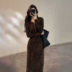 批发2026新款春季巨好看豹纹打底连衣裙子秋冬女独特漂亮收腰内搭长裙