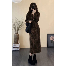 批发2026新款春季巨好看豹纹打底连衣裙子秋冬女独特漂亮收腰内搭长裙