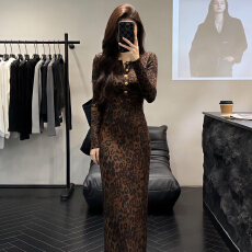 批发2026新款春季巨好看豹纹打底连衣裙子秋冬女独特漂亮收腰内搭长裙