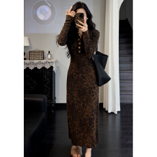 批发2026新款春季巨好看豹纹打底连衣裙子秋冬女独特漂亮收腰内搭长裙