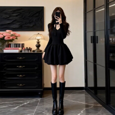 批发法式赫本风黑色长袖连衣裙女秋冬2026新款小个子收腰a字蓬蓬短裙