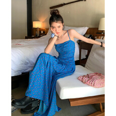 批发海边度假蓝色<b class='q'>碎花</b>吊带连衣裙子女夏2026新款绝美收腰露背春秋长裙