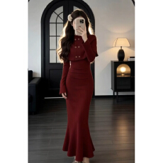 批发赫本风<b class='q'>双排扣</b>斗篷连衣裙子女装2026秋冬季新年收腰包臀长裙两件套