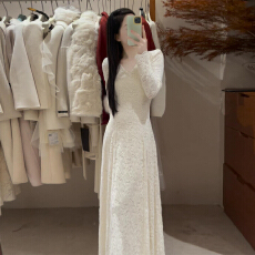 批发法式高级感白色v领蕾丝连衣裙女<b class='q'>秋</b>冬2026新款巨好看气质收腰长裙