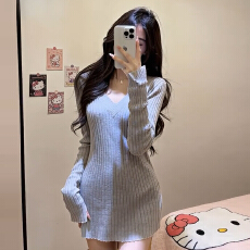 批发法式灰色v领针织<b class='q'>连衣裙</b>子女秋冬季2026新款气质修身内搭毛衣短裙