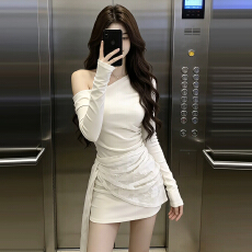 纯欲风法式斜肩连衣裙子女冬季2026新款气质收腰内搭修身包臀短裙