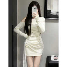 批发纯欲风法式斜肩连衣裙子女冬季2026新款气质收腰内搭修身包臀短裙