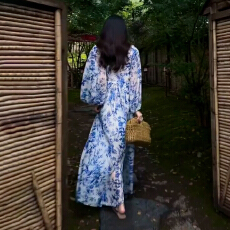 批发法式长袖碎花v领<b class='q'>连衣裙</b>子女装夏2026新款秋冬简单大方高级感长裙