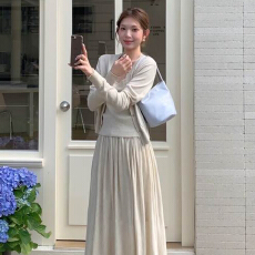 批发法式温柔风针织<b class='q'>连衣裙</b>子女装2026秋冬季新款小个子穿搭一整套长裙