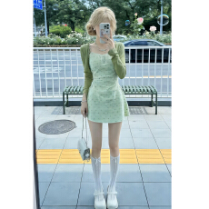 批发法式绿色碎花吊带<b class='q'>连衣裙</b>子女夏季2026年新款气质收腰显瘦短裙套装