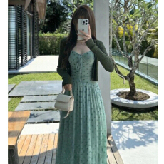 批发巨好看法式绿色波点吊带<b class='q'>连衣裙</b>子女早春季2026新款超火穿搭一整套