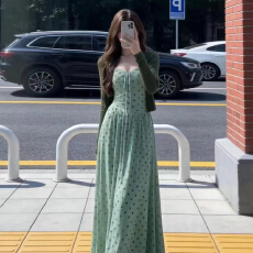 批发巨好看法式绿色波点吊带<b class='q'>连衣裙</b>子女早春季2026新款超火穿搭一整套