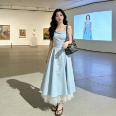 批发2026新款高级感蓝色无袖吊带连衣<b class='q'>裙</b>子女夏巨好看收腰绝美漂亮长<b class='q'>裙</b>
