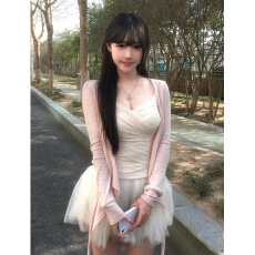 法式白色v领吊带连衣裙子女2026新款早春季巨好看小个子蓬蓬短裙