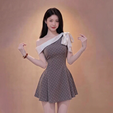 批发早春漂亮灰色波点斜肩连衣裙子女2026新法式收腰蓬蓬<b class='q'>短裙</b><b class='q'>夏季</b>