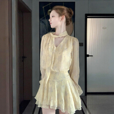 批发法式千金风黄色V领<b class='q'>碎花</b>连衣裙子春夏季气质特别漂亮飘带掐腰<b class='q'>短裙</b>