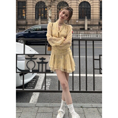 批发法式千金风黄色V领<b class='q'>碎花</b>连衣裙子春夏季气质特别漂亮飘带掐腰<b class='q'>短裙</b>