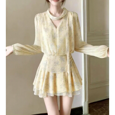 批发法式千金风黄色V领<b class='q'>碎花</b>连衣裙子春夏季气质特别漂亮飘带掐腰<b class='q'>短裙</b>