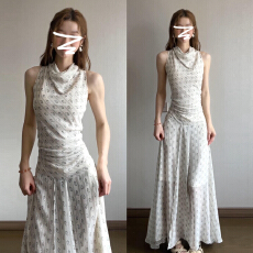 2026初夏季新款挂脖印花连衣裙子女气质收腰显瘦无袖荡领雪纺长裙