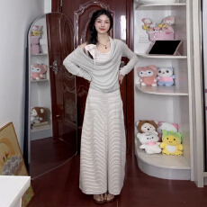 批发法式灰色<b class='q'>条纹</b>挂脖吊带<b class='q'>连衣裙</b>子女早春季2026新款气质包臀长裙套装