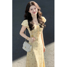 黄色度假风气质V领连衣裙女2026新款夏季修身显瘦收腰碎花长裙子