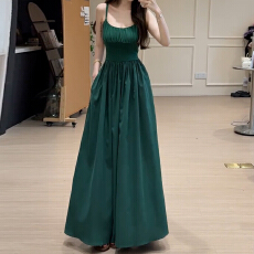 今年流行爆款绿色吊带连衣裙子女2026夏季新款法式巨好看掐腰长裙