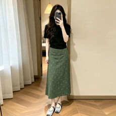 批发2026超火高级感黑色短袖t恤碎花裙子女夏季盐系<b class='q'>轻熟</b>两件套装长裙