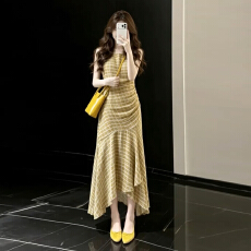 批发法式<b class='q'>复古</b>黄色格纹无袖背心连衣裙女2026夏季不规则设计感气质长裙